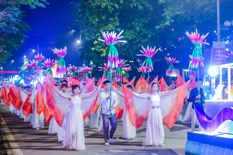 Hạ[-]Long[-]hấp[-]dẫn[-]du[-]khách[-]với[-]chương[-]trình[-]diễu[-]hành[-]Carnaval[-]bên[-]biển[-]Bãi[-]Cháy